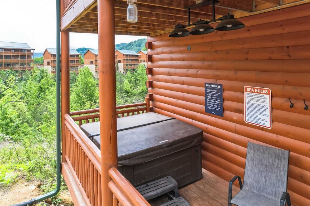 Laurel Point by Avantstay Sleeps 18! Indoor Pool, Hot Tub, Theater, Game Room