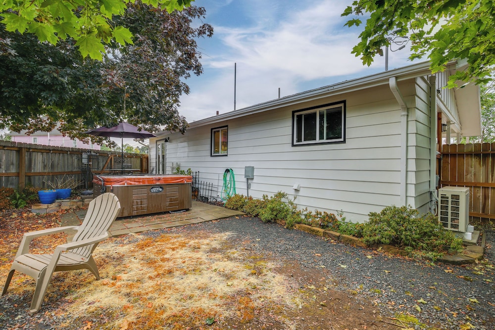 Hot Tub & Fenced Yard: Cozy Cottage Grove Home
