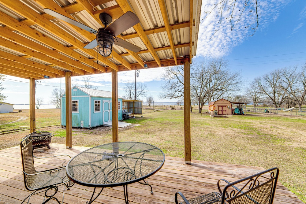 Waterfront Lake Tawakoni Home w/ Yard & Fire Pit
