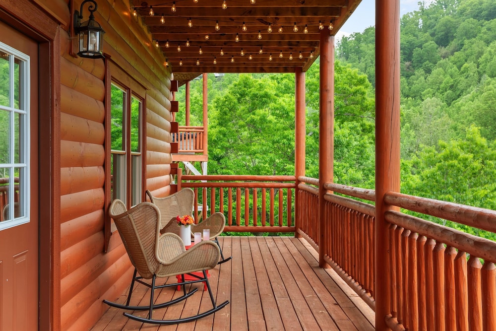 Smoky Ridge Newly Renovated Cabin w Indoor Pool Game Room Theater