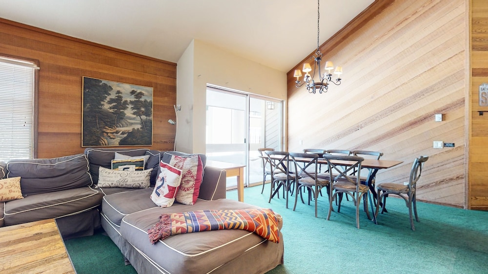 Sierra Megeve 8 Cozy Yet Spacious Condo, Just A Short Walk To Canyon Lodge by RedAwning