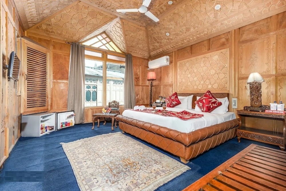 Prince of Kashmir Luxury Houseboat view 3