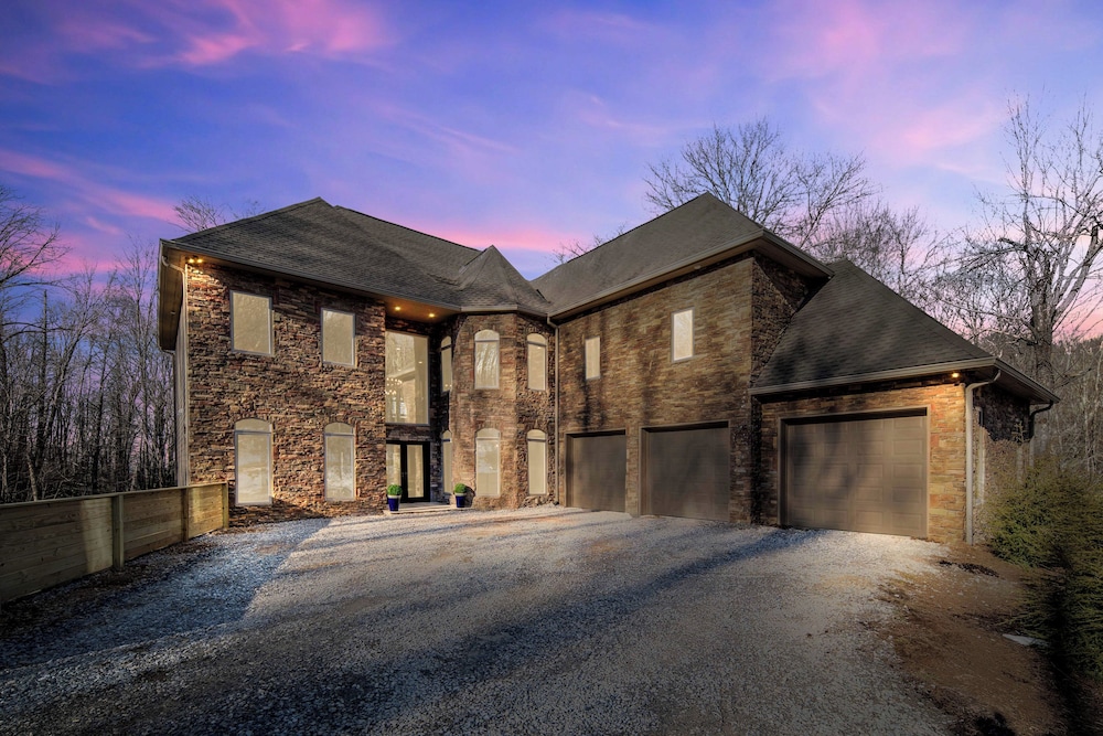 2 Mi to Beech Mtn Resort! 8,000-sq-ft Luxe Escape