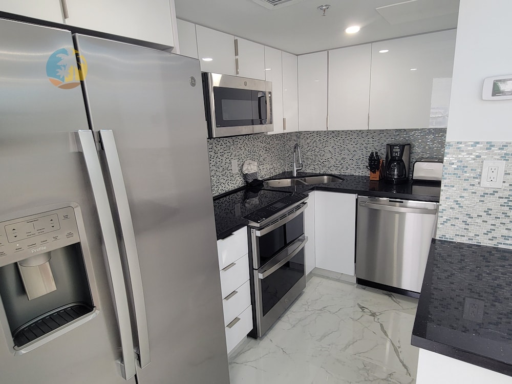 Alexander 1115 3 Bedroom Apts