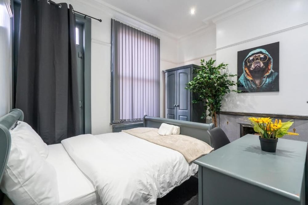 Sheffield 4 Bed Home by Broomhill Village