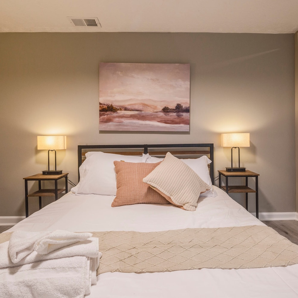 Newly Renovated 4BR Cozysuites - Image 5