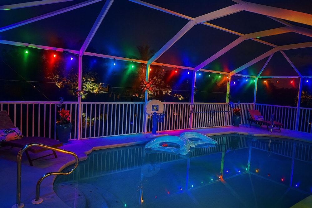 Seahorse Cove - Pool, Gulf Access & Tiki Bar 3 Bedroom Home