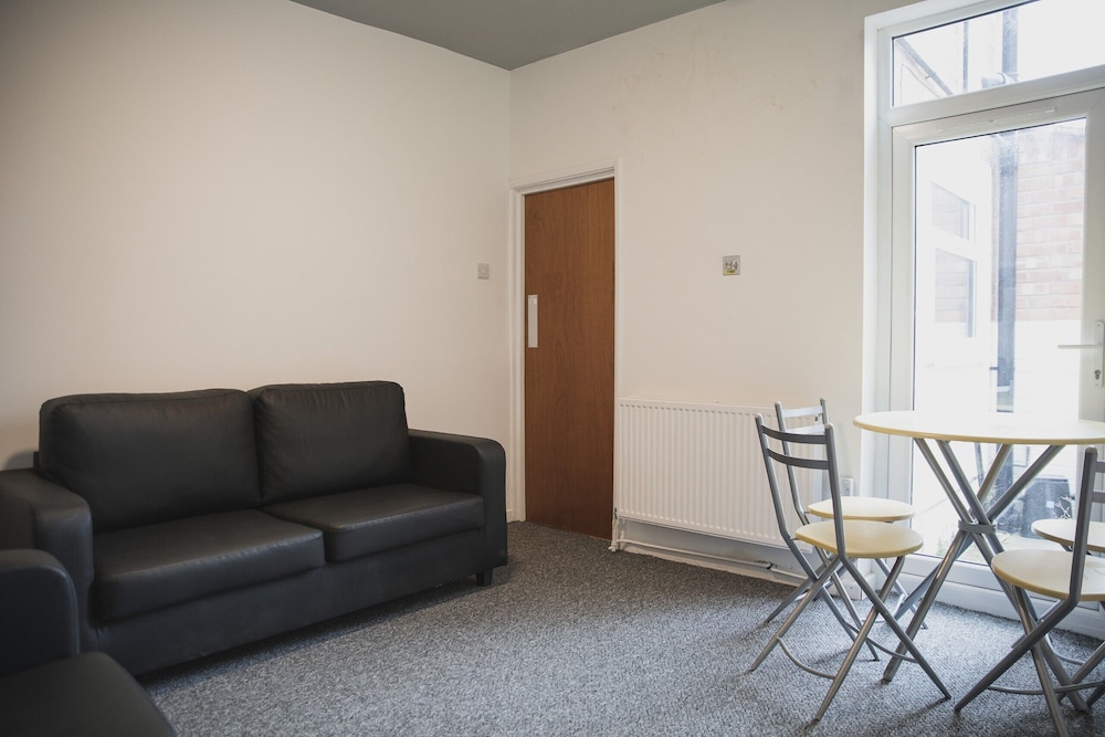 Room in Guest Room - Cheerful Big Room in Leicester