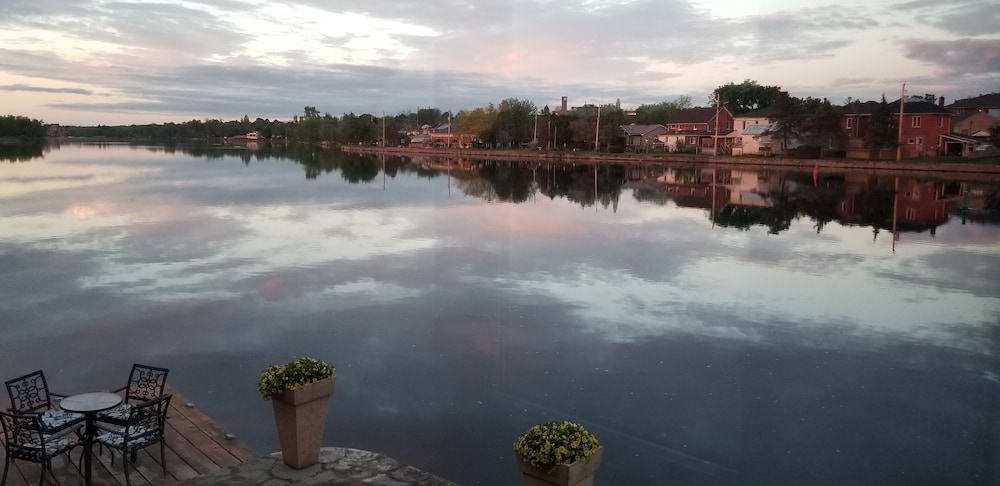 The Water's Edge Inn