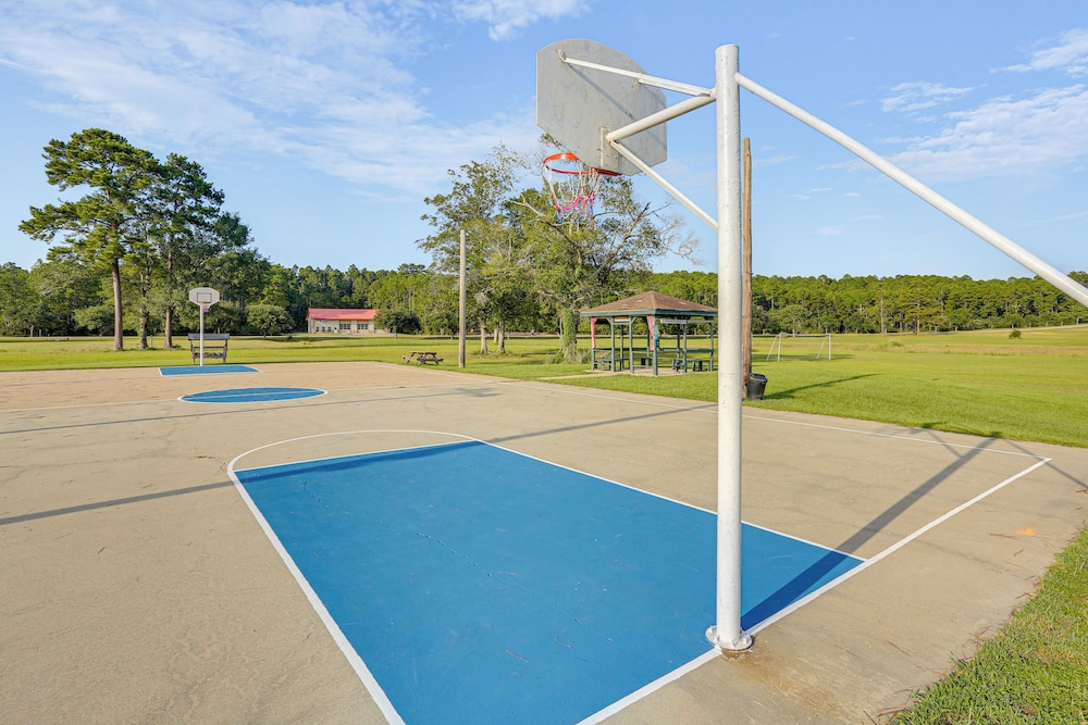 Relax By the Lake: Quiet East Texas Retreat