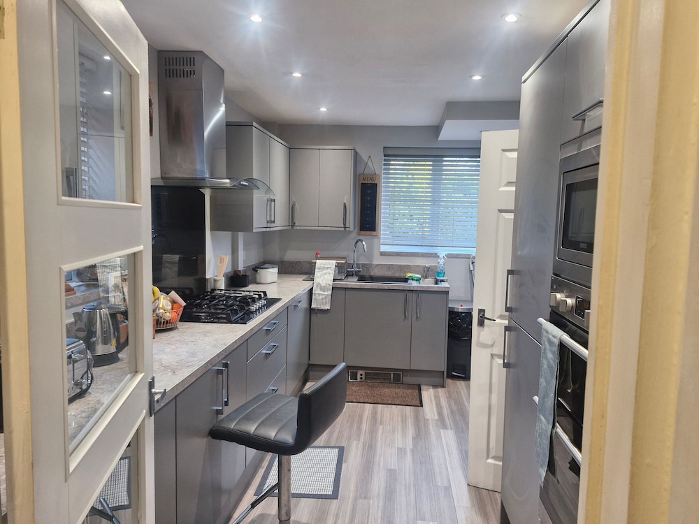 Beautiful Wythenshawe Home Near Airport With Garden & Parking Sleeps 5