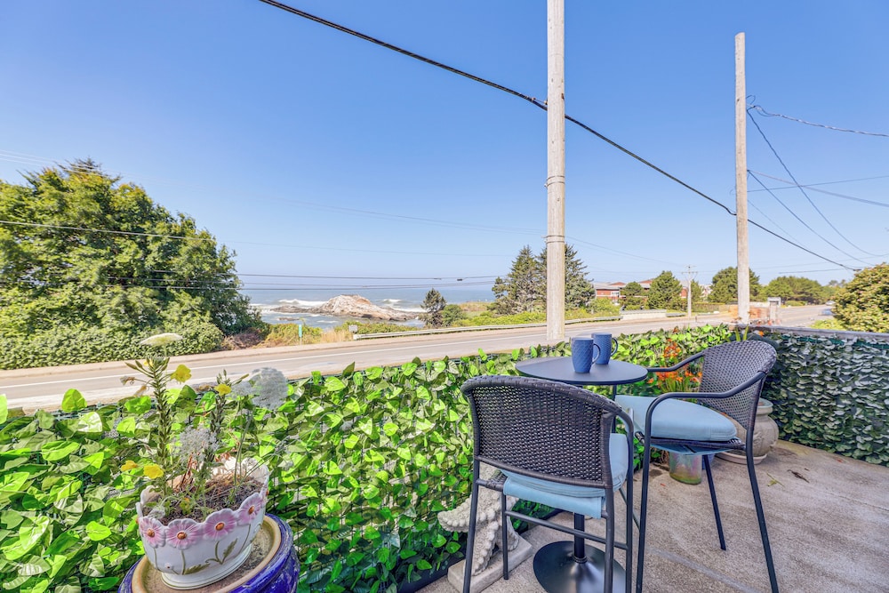 Steps to Pirate Cove: Oregon Coast Condo w/ View