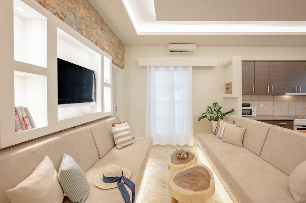 Loukas & Emma Eco Houses