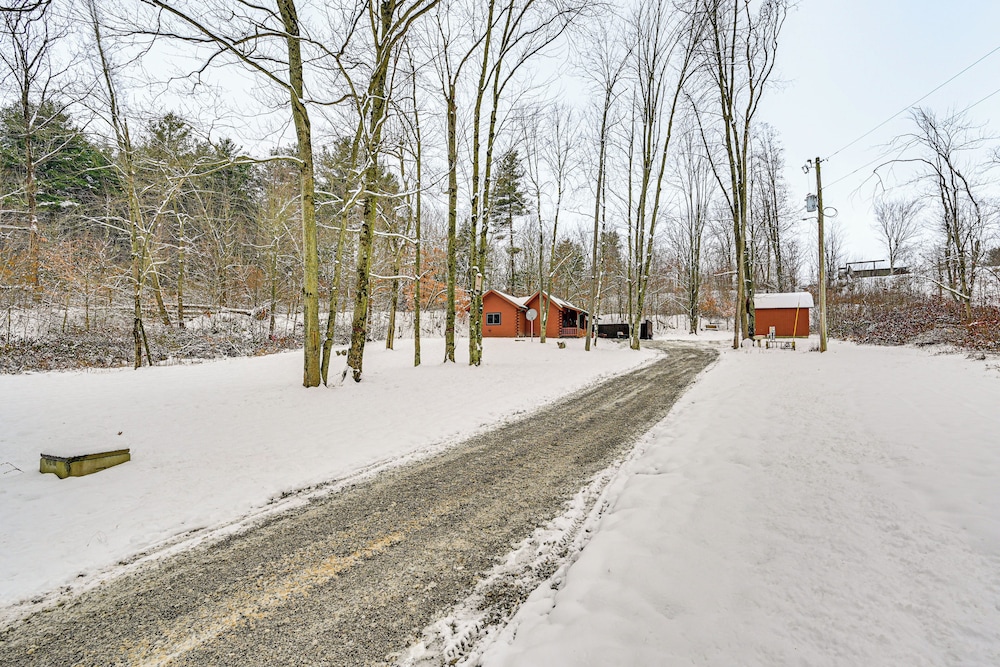 Peaceful Cabin w/ Hot Tub in Dundee: Dogs Welcome