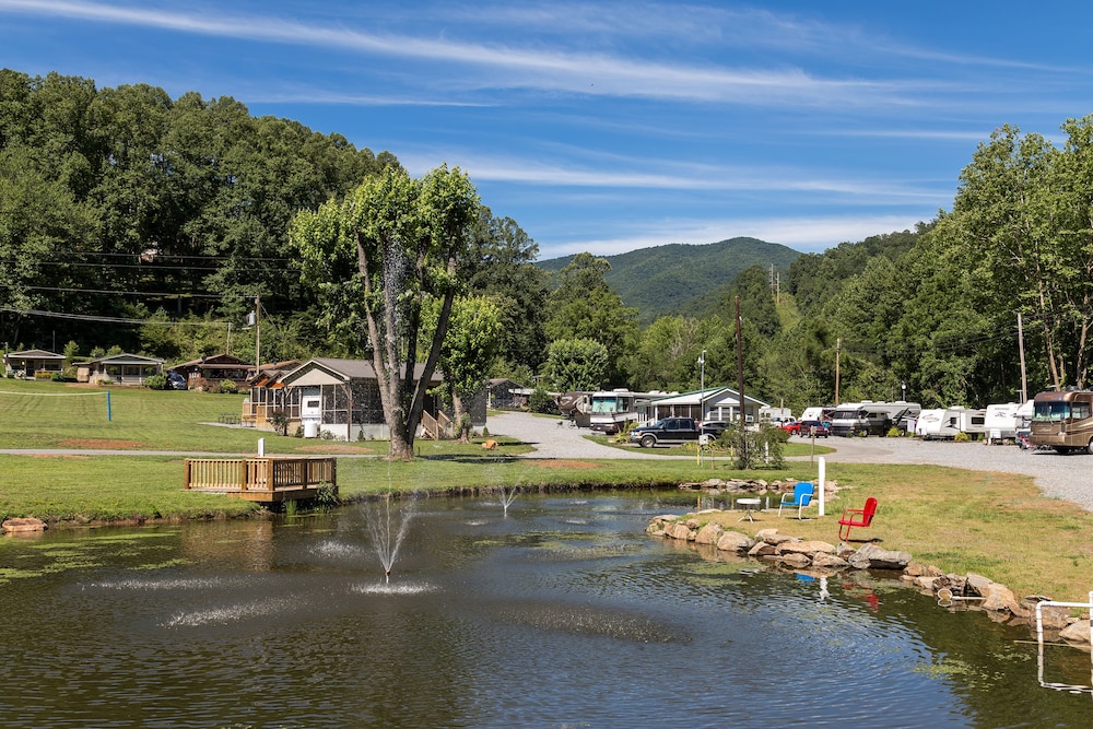 Sun Retreats Nantahala