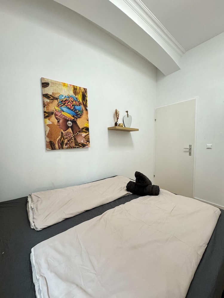 Urban 10BR Retreat Near Rathausplatz