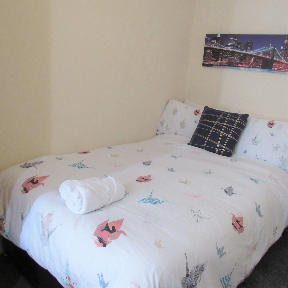 Spacious Apartment Heaton view 5
