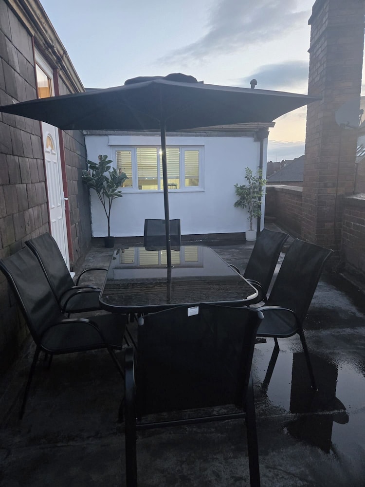 2 Bed - Sleeps 6 - Private Balcony - City Centre