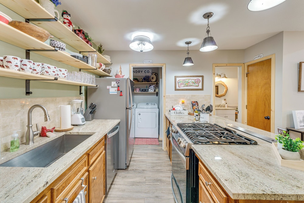 < 1 Mi to Skiing: Family-friendly Red River Haven