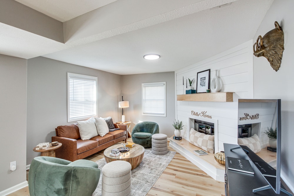 Kansas City Vacations - Modern  Stylish Olathe Home in Prime Location - Property Image 1