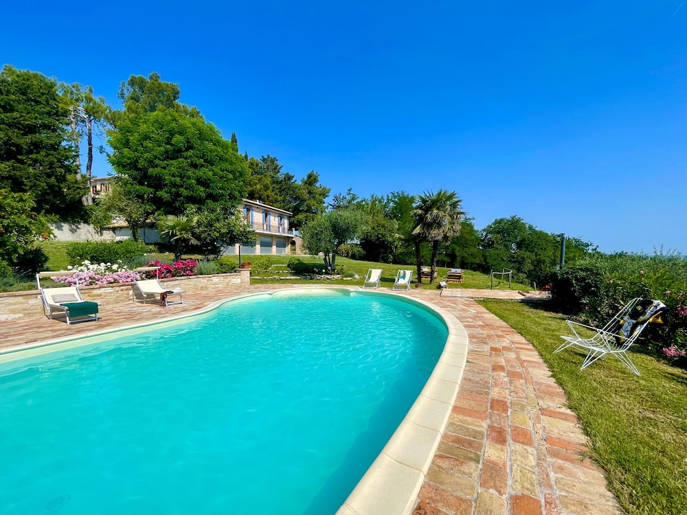 Casa Zefiro 4 by Marche Holiday Villas