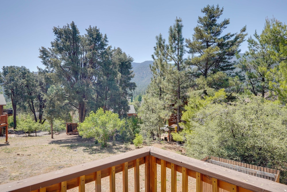 Mountain-view Haven w/ Deck in Pine Mountain Club