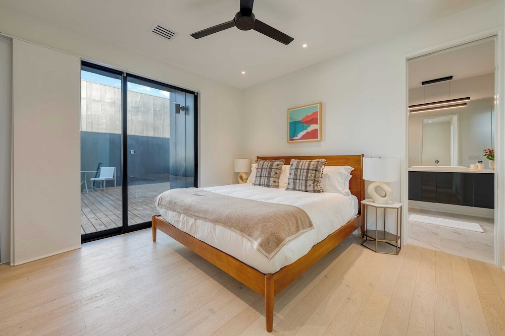 Modern East Austin Home w/ Pool, Near Downtown & Lady Bird Lake Casa 1803 by Avantstay