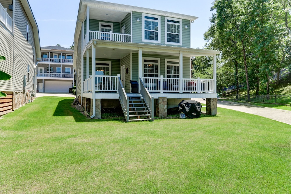 Waterfront Lake Hamilton Getaway w/ Boat Ramp!