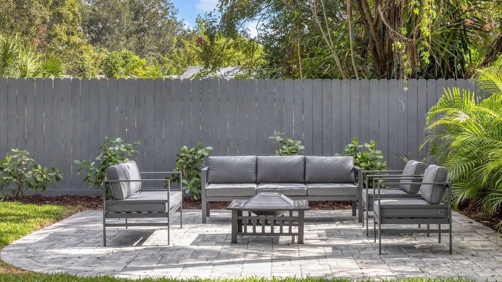 Downtown Sarasota Private Vacation Home - Minutes To Beaches, Beautiful Backyard, And Pet-friendly! 3 Bedroom Home