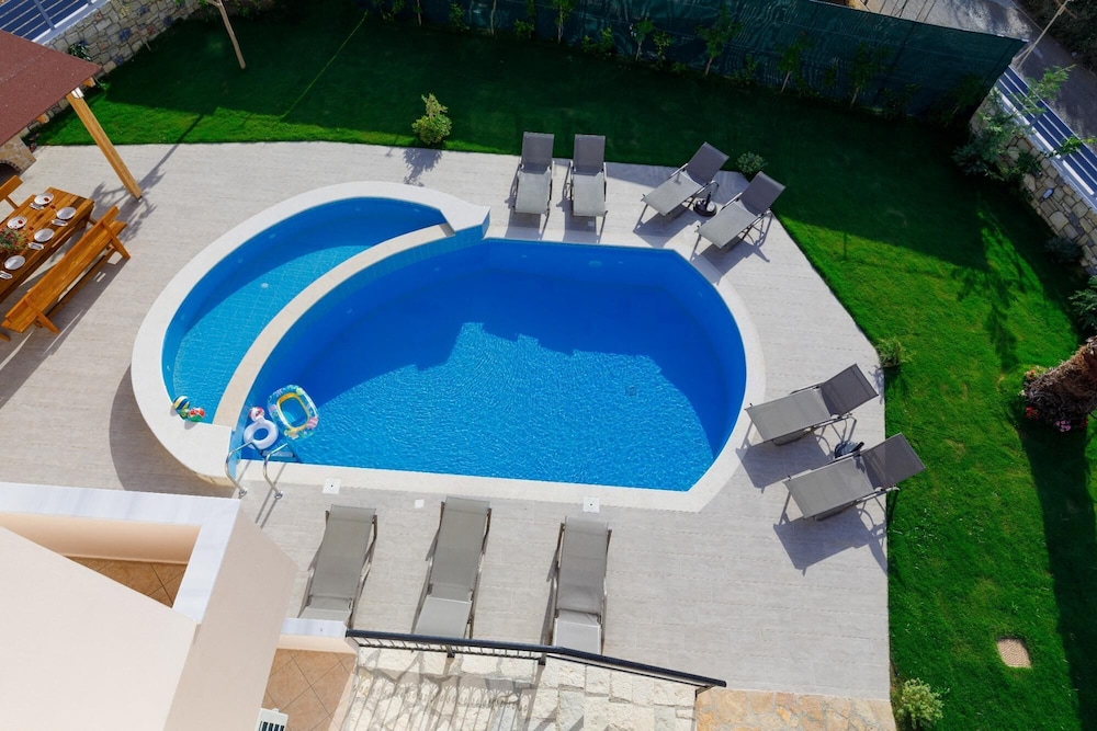 Stunning Villa Plumeria Rethymno view 3