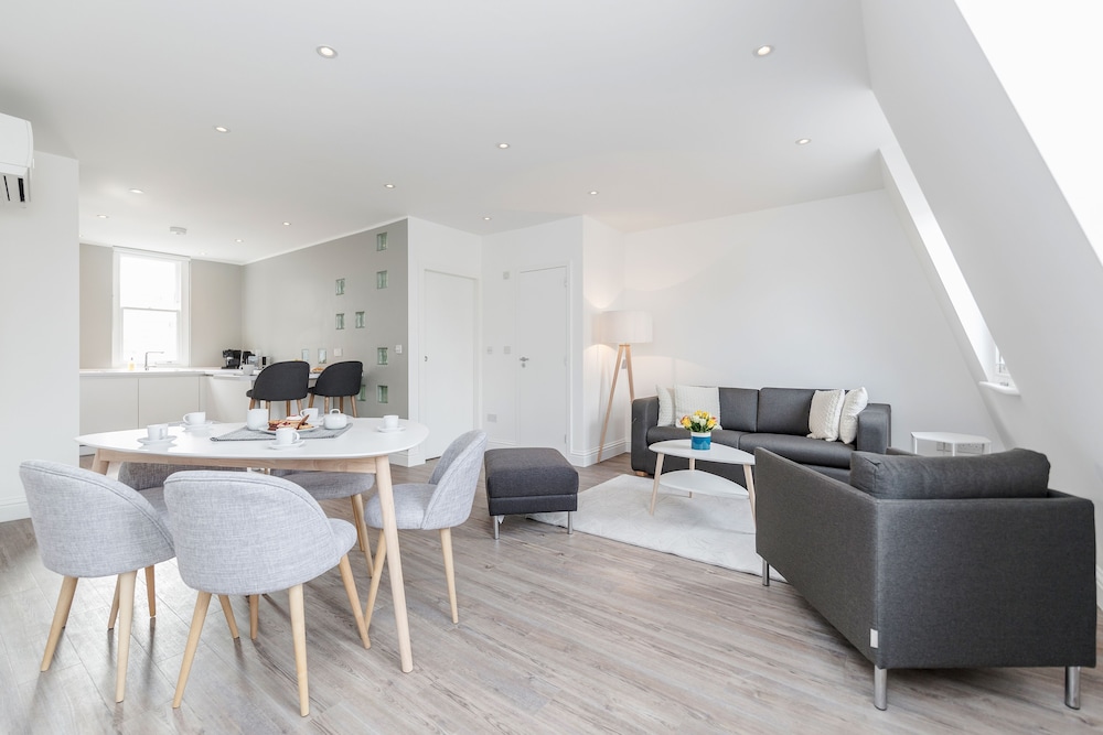 Soho Apartments by BaseToGo