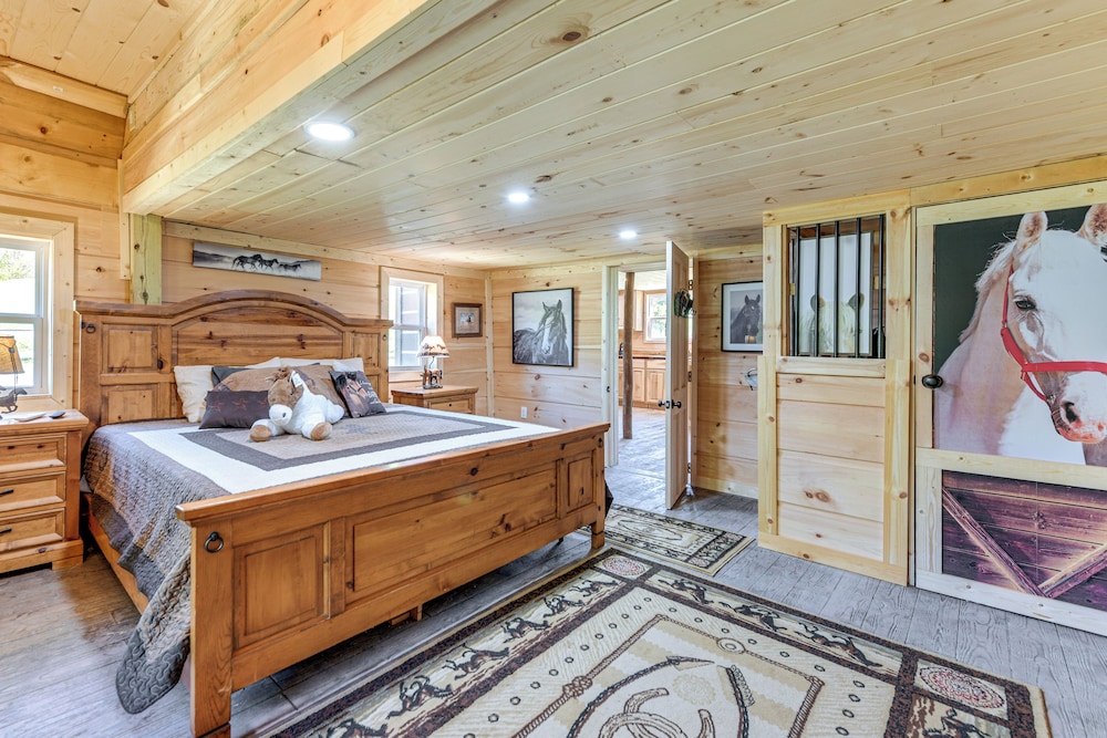 On-site Creek Access: Pet-friendly Cosby Cabin!