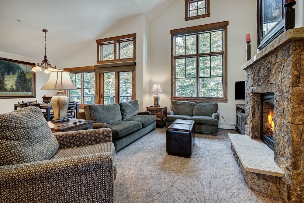 Spacious Upstairs Townhome With Private Garage 2 Bedroom Condo