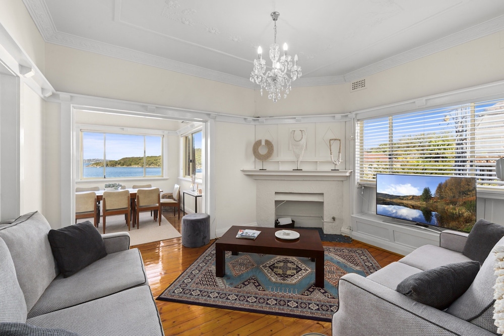 Fairlight 2-bed Apartment Steps From the Beach