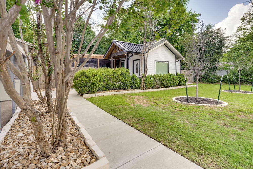 Hot Tub + Outdoor Kitchen: Stylish Home in Bryan