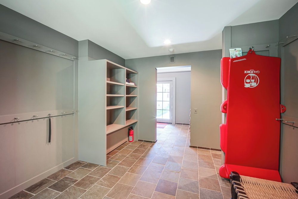 Group-friendly Newbury Stunner: Home Gym, Hot Tub!
