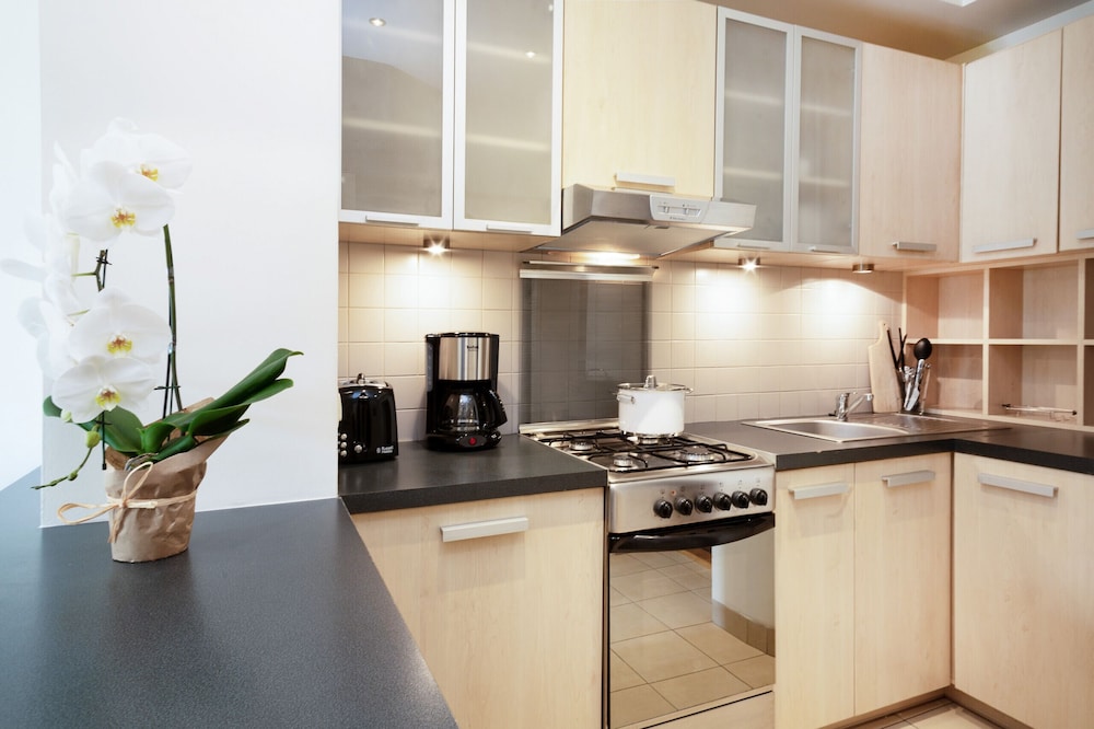 Studio Świętokrzyska Warsaw by Renters view 4