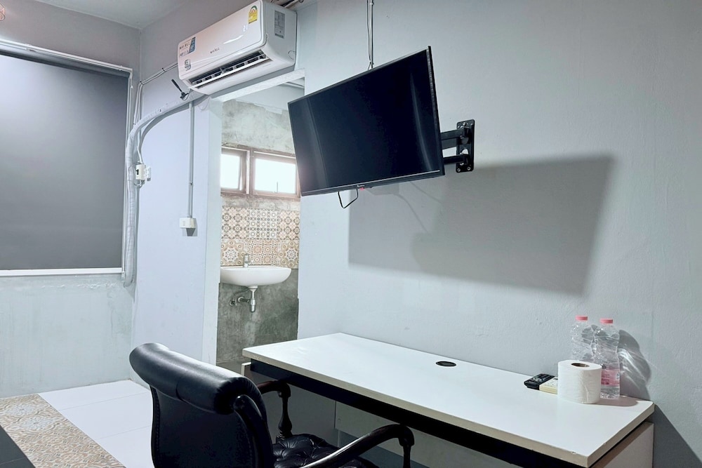 Sukhum Huai Khwang Guest House