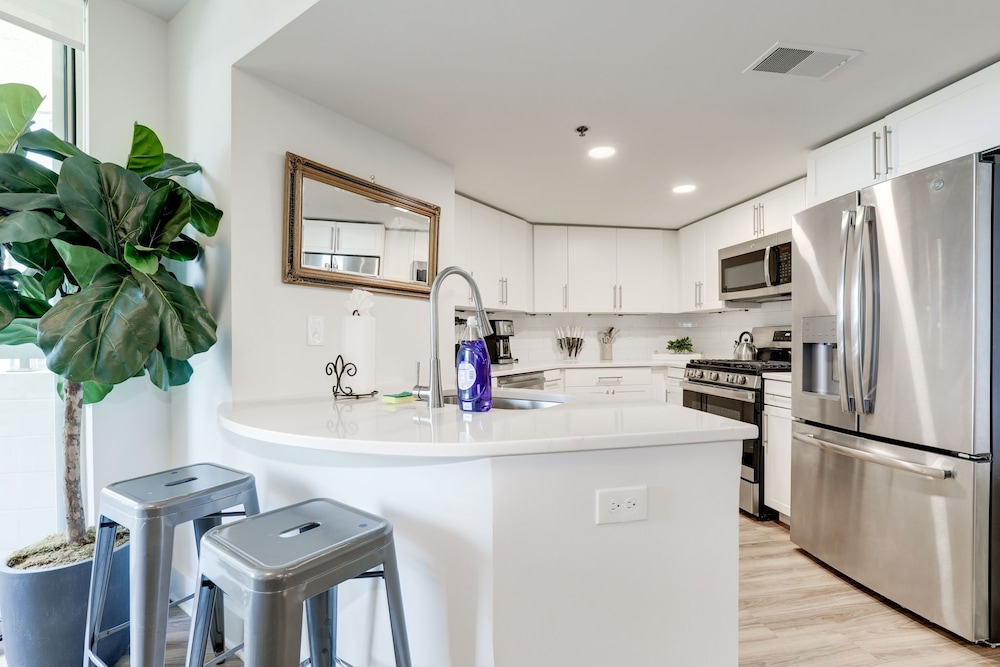 Elegant 2BR Apartment Minutes From DC