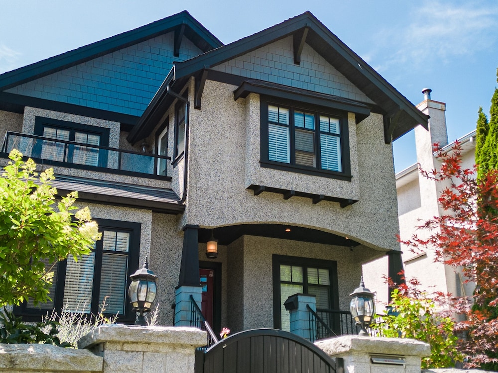 Elegant & Cozy Escape West Vancouver - Image 3