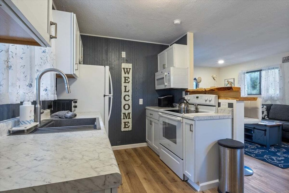 Lakefront Home, Private Dock + Kayaks,arcade Games, Pet Friendly