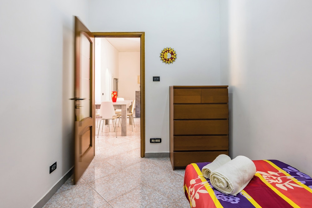 Red Comfort Flat Near Garibaldi Station