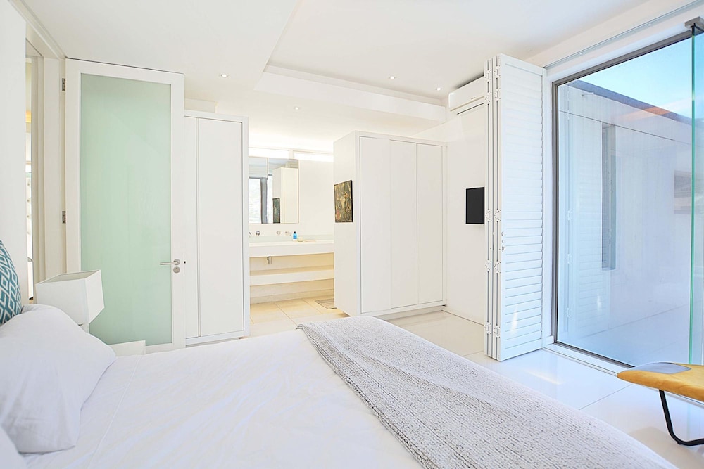 Villa Bleu Blanc in Camps Bay With Pool and Views