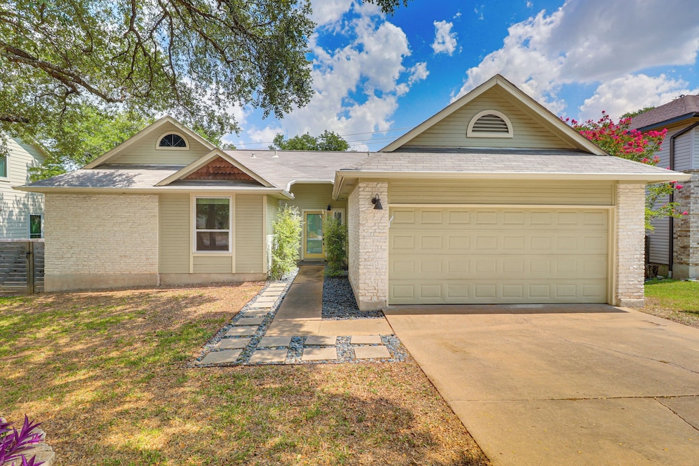 Deck & Greenbelt Access: Lovely Austin Home view 3