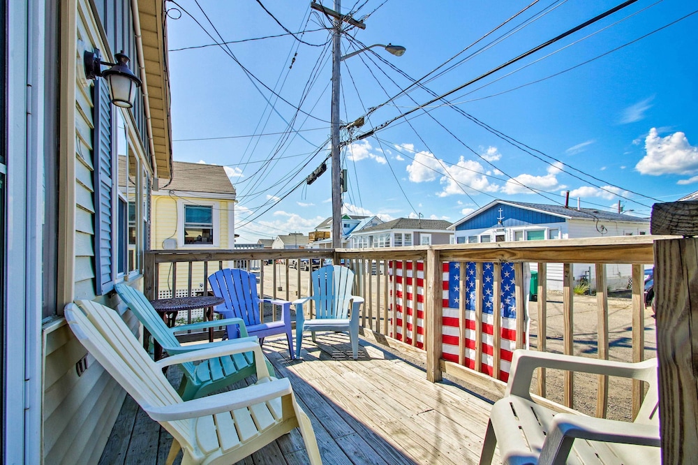 Cozy Hampton Cottage - Walk to Beaches & Marina!
