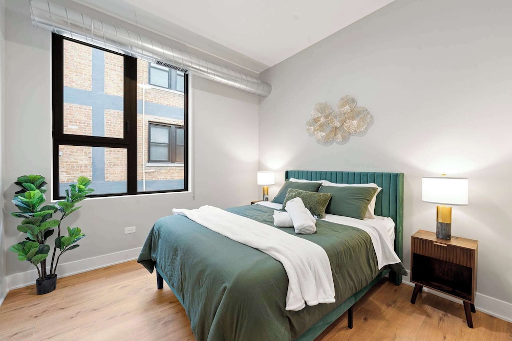 Edgewater Gem Stylish 2BR Apartment Near Lake