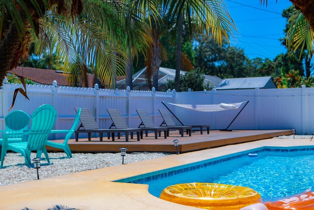 Four Bed Home With Pool Game Room Bar Near Beach