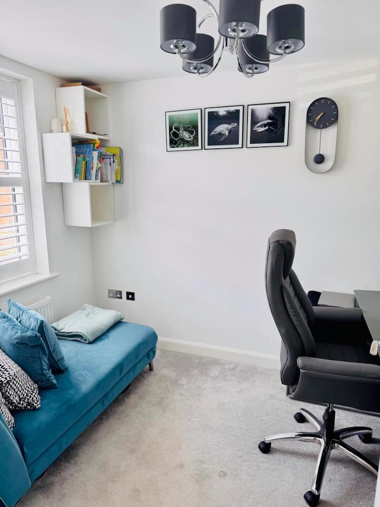 High END Spacious 4 Bed House - Free Parking