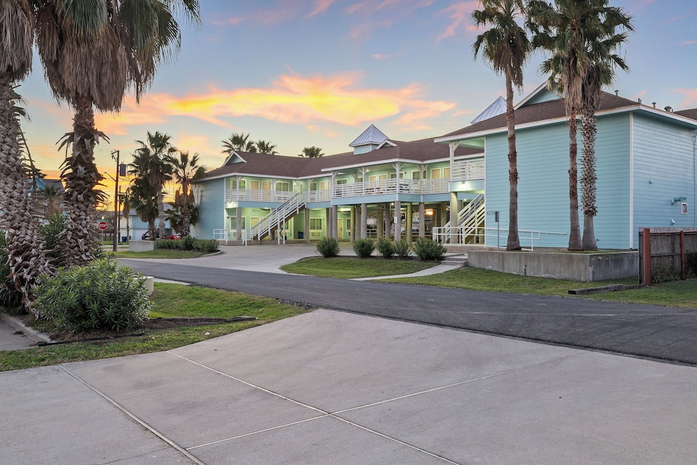 Bluff's Landing Lodge