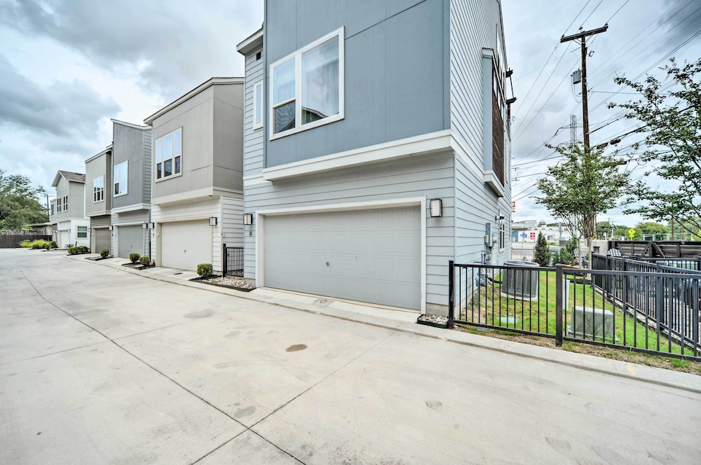 Walkable San Antonio Getaway w/ Rooftop Patio view 5